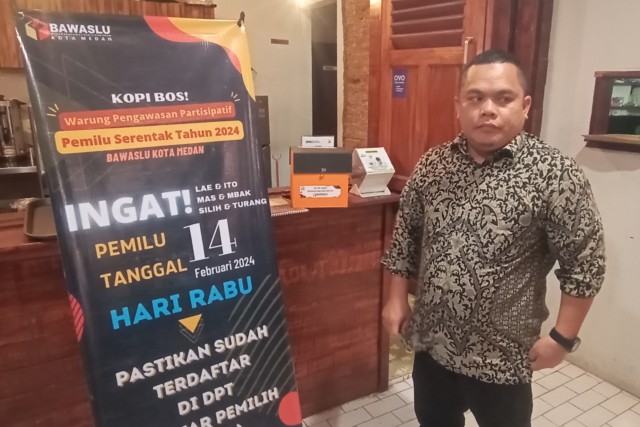 Ketua Bawaslu Medan, Payung Harahap di Warung Pengawasan Partisipatif Kopi Bos!, Jalan Sei Bahorok, Medan, Selasa (27/12/2022).