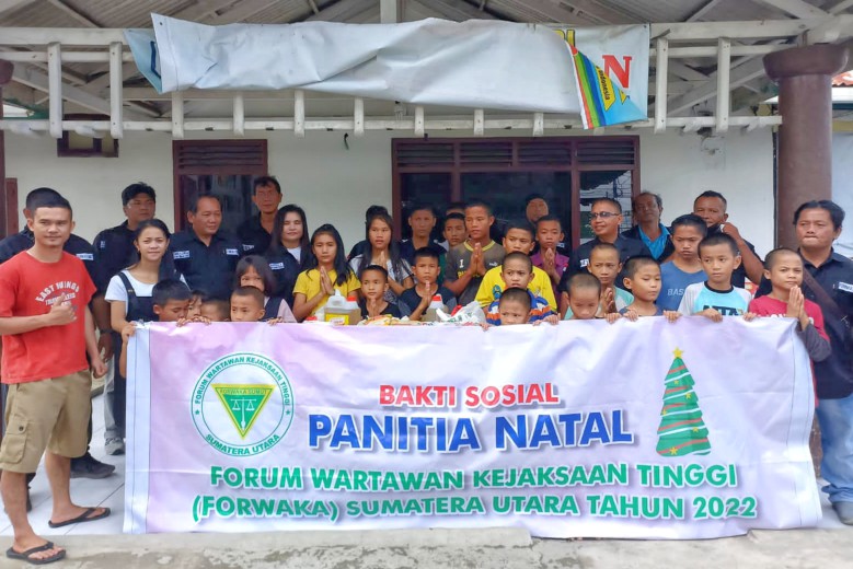Pengurus FORWAKA Sumut foto bersama di panti asuhan.