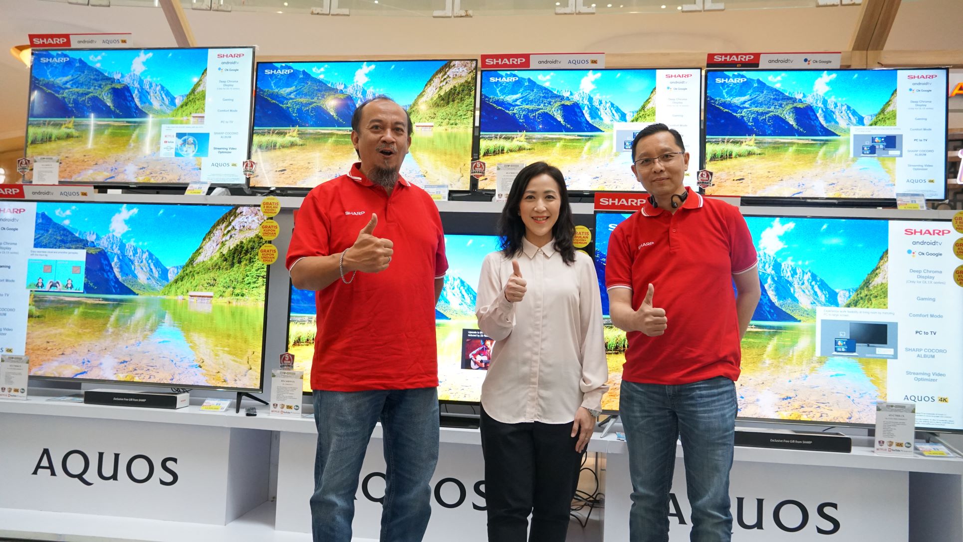 Perwakilan Sharp Indonesia bersama perwakilan Electronic city Indonesia berfoto bersama pada pameran di Jakarta yang berlangsung 25-29 Januari 2023