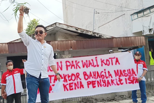 Aksi warga saat memprotes proyek drainase kawasan Jalan Denai yang dianggap amburaldul.
