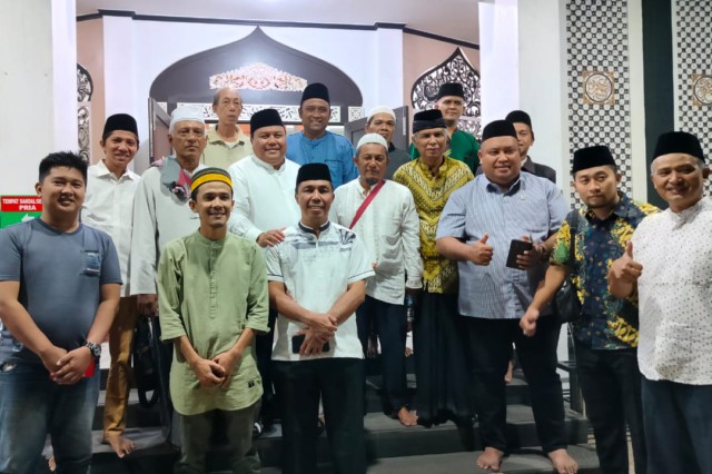 Ketua Umum Pengurus Besar Persatuan Tarbiyah Islamiyah (PB PERTI), H.M. Syarfi Hutauruk, foto bareng dengan masyarakat Minang perantauan di Masjid Islamiyah, Kota Gunung Sitoli, Nias.