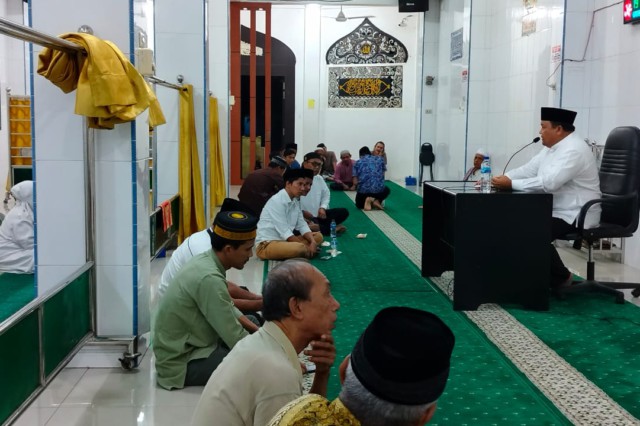 Ketua Umum Pengurus Besar Persatuan Tarbiyah Islamiyah (PB PERTI), H.M. Syarfi Hutauruk, memberikan kuliah agama dihadapan ratusan masyarakat Minang perantauan di Masjid Islamiyah, Kota Gunung Sitoli, Nias.