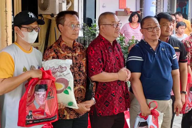 Ketua SAHABAT SEJATI, Edy Tanjaya (kedua dari kiri) bersama anggota DPRD Sumut Rudy Hermanto saat kegiatan bakti sosial beberapa waktu lalu.