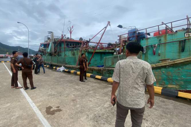 Kejaksaan Negeri Sibolga melakukan pengecekan KM Cahaya Budi Makmur 1122 Gt.299 No.7678/Bc, yang melakukan penyelewengan BBM Solar.