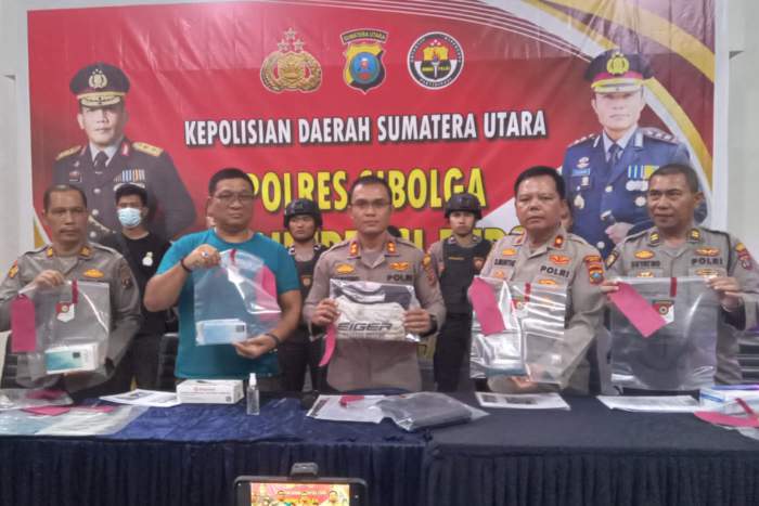 Kapolresta Sibolga, AKBP Taryono Raharja SIK SH MH didampingi Waka Polres dan Kasat Reskrim serta Kasi Humas dan personil Polresta Sibolga, saat menggelar konferensi pers.