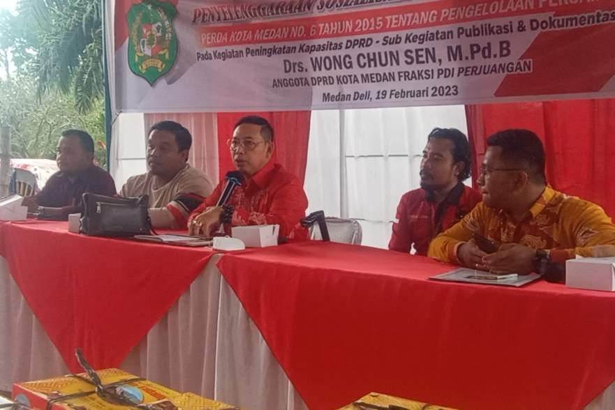 Anggota DPRD Medan, Wong Chun Sen, saat Sosper di Jl Yos Sudarso, Medan Deli, Minggu (19/2/2023).