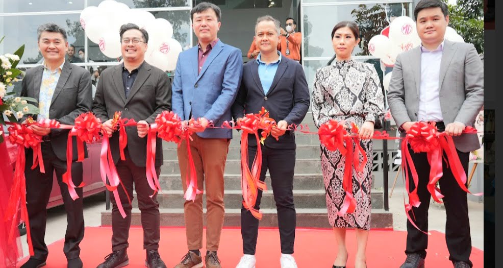 GUNTUNG PITA. [dari kiri ke kanan] Wongso Darno, COO PT Mimosa Putra Abadi; Arief Syarifudin, Marketing & PR Director MG Motor Indonesia; Zhang Weiwei, Vice Managing Director MG Motor Indonesia; Rendi Radito, Sales & Network Director MG Motor Indonesia; Lily Mariana, Kepala Cabang MG Outlet Medan; Darius Aprizar Syahputra,CEO PT Mimosa Putra Abadi.gunting pita sebagai peresmian showroom berkonsep 4S di Jalan H. Adam Malik No. 128 Medan.