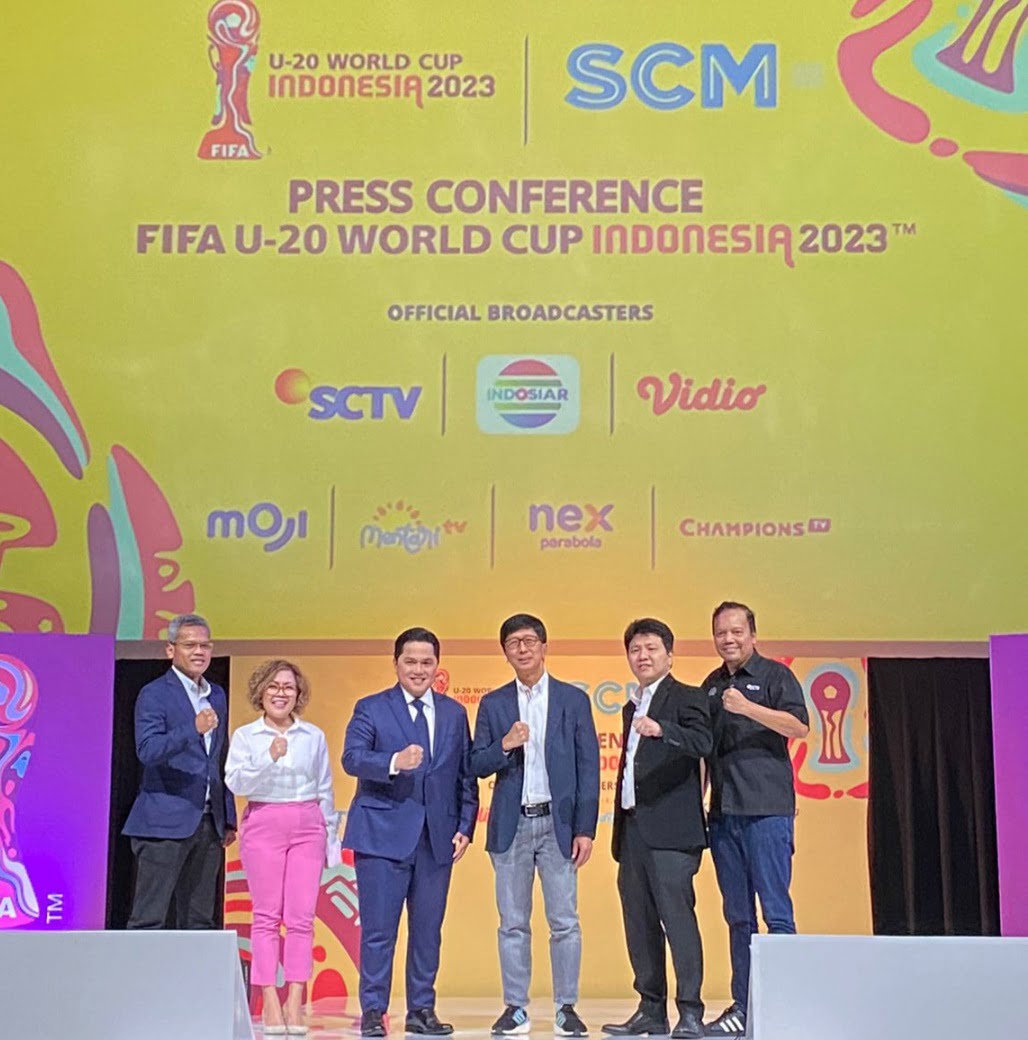 FOTO BERSAMA . Ketua Umum PSSI Erick Thohir dan Direktur Utama SCM Sutanto Hartono serta  Harsiwi Achmad,  Banardi Rachmad,  Hendy Lim,  Ekin Gabriel foto bersama.
