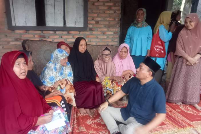 Anggota DPRD Medan, Dedy Aksyari, saat menyapa warga.