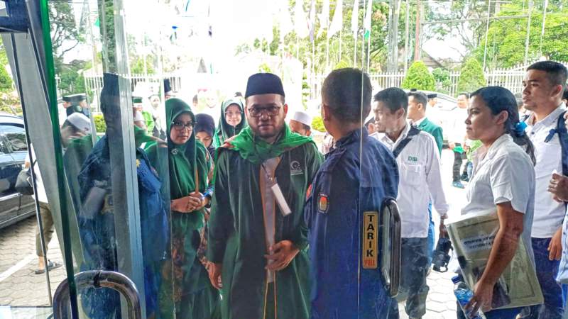 Balon DPD RI Dedi Iskandar Batubara saat mendaftar ke KPU Sumut.