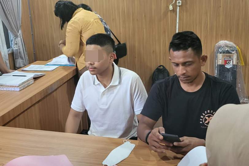 AH, mengenakan kaos putih.