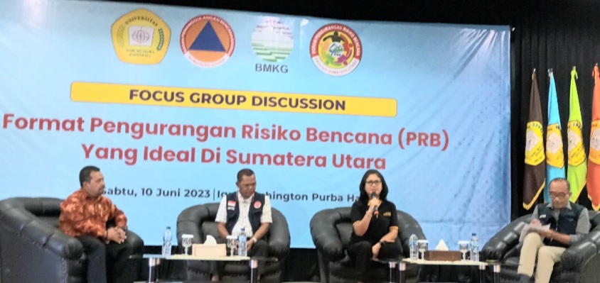 NARASUMBER Rektor USM Indonesia Dr Dra Ivan Elisabeth Purba MKes ( kanan) dan Pembina F2KB Drs Syafri Nasution MM serta Kepala BBMKG Wilayah I Medan Hendro Nugroho ST MSi saat tampil sebagai narasumber