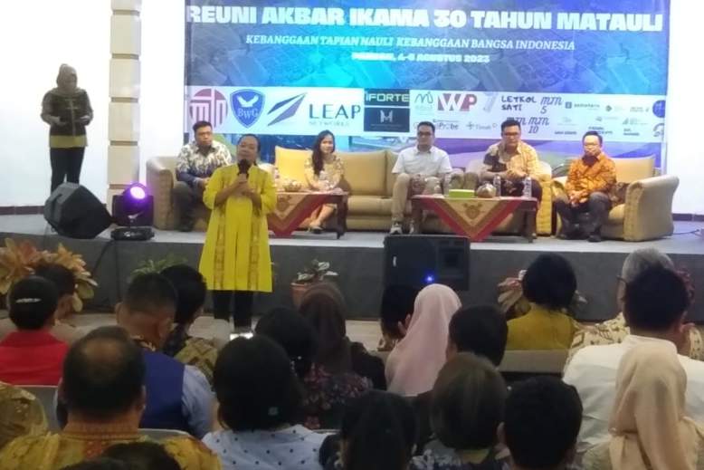 Ketua Umum Yayasan Matauli, Fitri Krisnawati Tandjung sampaikan kontribusi dan capaian SMA Negeri Plus Matauli Pandan didepan alumni dan para tamu undangan.