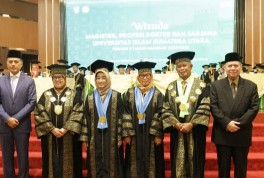Dua Guru Besar UISU mendapat penghargaan foto bersama pimpinan UISU dan Wagubsu saat wisuda di Gedung Selecta Convention Hall, Jalan Listrik Medan