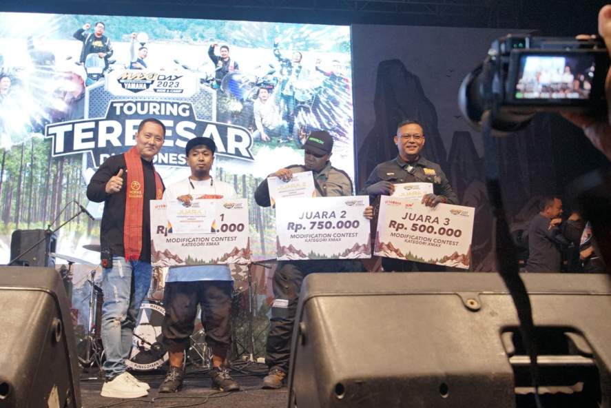 GM Marketing PT Alfa Scorpii, Joni Lie menyerahkan hadiah pemenang lomba modifikasi. Foto/ist