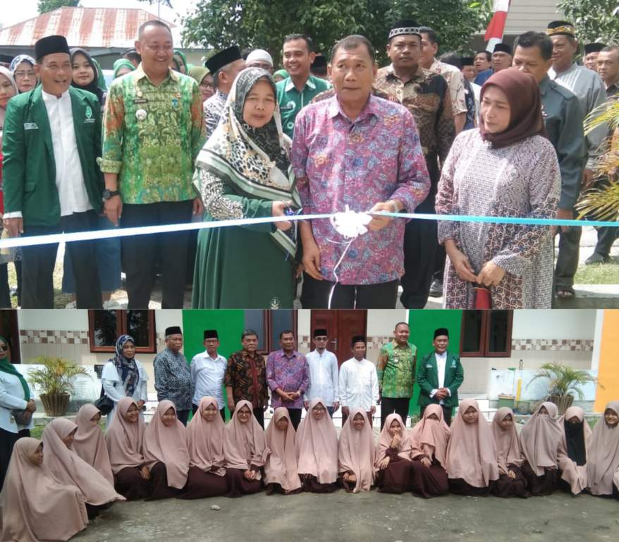 Bupati Deli Serdang Ashari Tambunan yang didaulat untuk melakukan pengguntingan pita pertanda peresmian 19 titik jalan gang yang baru selesai dibangun, justeru meminta warga setempat, Ibu Komariyah Dalimunte untuk menggunting pita dimaksud.
