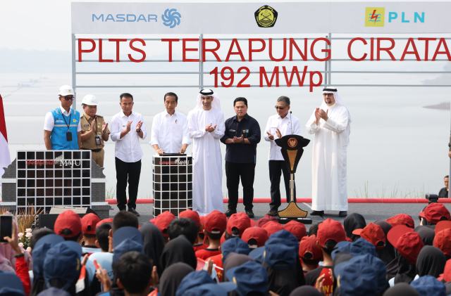 Presiden RI Joko Widodo bersama Menteri Perdagangan Luar Negeri Uni Emirat Arab Thani bin Ahmed Al Zeyoudi, Menteri BUMN, Pj Gubernur Jawa Barat Bey Machmudin, Direktur Utama PLN Darmawan Prasodjo (kiri), Pj Bupati Purwakarta Benni Irwan saat meresmikan Pembangkit Listrik Tenaga Surya (PLTS) Terapung Cirata di Purwakarta, Jawa Barat, Kamis (9/11/2023).