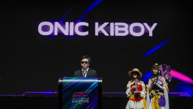 Nicky Fernando atau Onic Kiboy menerima penghargaan pada acara DG Awards 2023 sebagai Male Esports of The Year atas prestasinya dalam menjuarai turnamen Mobile Legend Professional League (MPL) S12