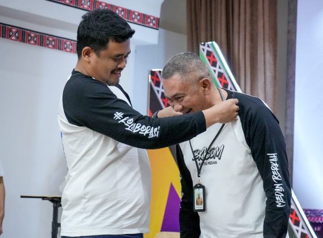 Wali Kota Medan Bobby Nasution menyematkan tanda peserta kepada Kepala Inspektorat Kota Medan Sulaiman Harahap pada pelatihan Pengembangan Karakter Kepemimpinan pada Tingkatan Pimpinan Perangkat Daerah Pemko Medan, di Hotel Niagara Parapat, 9 sampai 11 November 2023.