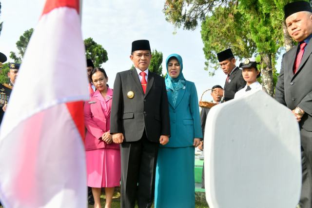 Pj Gubernur Sumut Hassanudin berziarah rangka Peringatan Hari Pahlawan Nasional Tahun 2023 di Taman Makam Pahlawan Bukit Barisan, Jalan Sisingamangaraja, Medan, Jumat (10/11/2023). Foto/Diskominfo Sumut