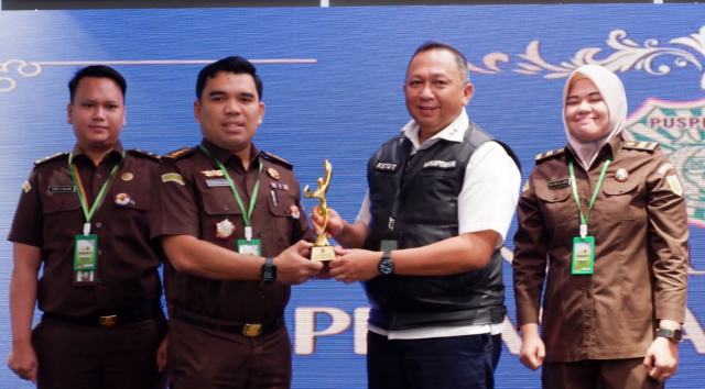 Kapuspenkum Kejagung RI Dr. Ketut Sumedana memberikan penghargaan kepada Kepala Seksi Penerangan Hukum (Kasi Penkum) Kejati Sumut Yos A Tarigan, SH,MH meraih prestasi Juara 3 dalam Pelayanan Informasi Publik (PIP) terbaik se-Indonesia, di Mercure Hotel Jakarta, Kamis (9/11/2023).