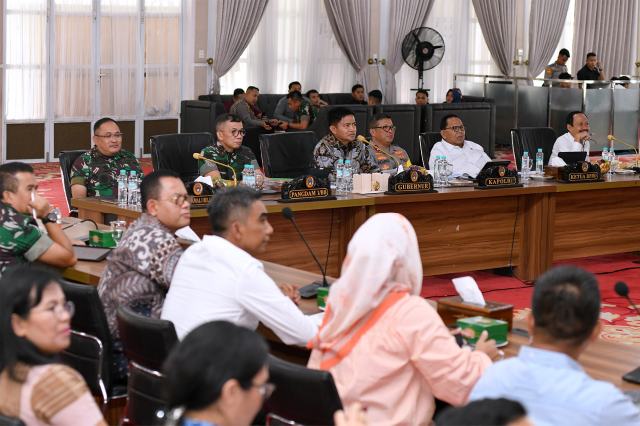 Pj Gubernur Sumut Hassanudin memimpin Rapat Koordinasi Persiapan Kejuaraan Aquabike Danau Toba 2023 di Aula Tengku Rizal Nurdin, Rumah Dinas Gubernur Sumut, Jalan Sudirman No. 41, Medan, Jum'at (10/11/2023). Foto/Diskominfo Sumut