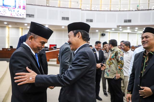 Sekdaprov Sumut Arief S Trinugroho mewakili Penjabat (Pj) Gubernur Sumut Hassanudin menghadiri acara pelantikan dan pengambilan sumpah janji Amsar Saragih sebagai Pengganti Antarwaktu (PAW) Anggota DPRD Sumut, di Ruang Rapat Paripurna DPRD Sumut, Jalan Imam Bonjol, Medan, Rabu (15/11/2023). Foto/Diskominfo Sumut