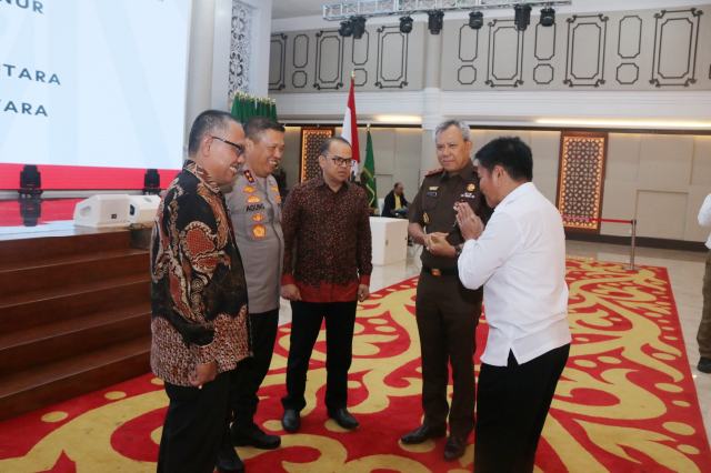 Pj Gubsu Hassanudin menandatangani Naskah Perjanjian Hibah Daerah bersama Ketua KPU Sumut Agus Arifin dan Ketua Bawaslu Sumut Aswin Diapari Lubis, tentang pengawasan dan penyelenggaraan Pemilihan Gubernur (Pilgub) Sumut Tahun 2024, di Aula Raja Inal Siregar Kantor Gubsu Jalan Diponegoro Nomor 30 Medan, Rabu (15/11/2023). Foto/Dinas Kominfo Sumut