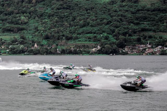 Race ketiga telah dimulai, para peserta mengikuti dua kali race dengan mengumpulkan putaran terbanyak dalam waktu 1 jam di pantai water front city, Pangururan, Sumatera Utara, Jumat (24/11/2023).