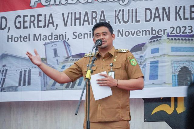 Wali Kota Medan Bobby Nasution saat hadir di acara Pemberdayaan Rumah Ibadah dalam rangka Mewujudkan Masjid, Gereja, Vihara, Kuil dan Klenteng Mandiri di Kota Medan Tahun 2023 di Hotel Madani, Medan, Senin (27/11/2023).