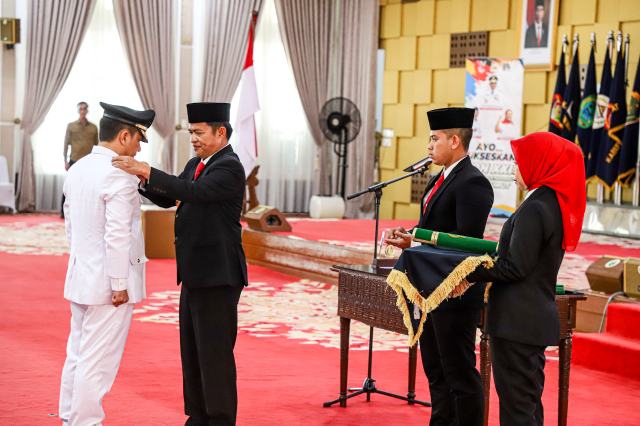 Pj Gubernur Sumatera Utara (Sumut) Hassanudin melantik dan mengambil sumpah jabatan Penjabat Bupati Padanglawas Utara Patuan Rahmat Syukur P Hasibuan di Aula Tengku Rizal Nurdin, Jalan Jenderal Sudirman Nomor 41 Medan, Senin (27/11/2023). Foto/Diskominfo Sumut
