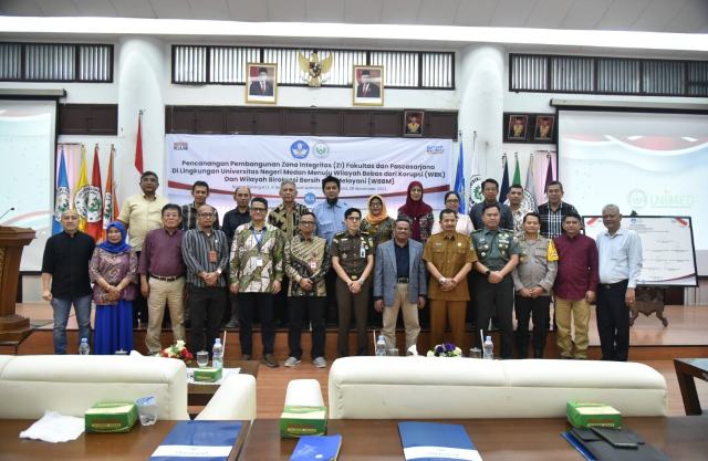 Rektor, Senat dan jajaran pimpinan, serta seluruh civitas akademika Unimed melaksanakan Penandatanganan pakta integritas dalam pembangunan Zona Integritas menuju WBK dan WBBM di Ruang Sidang A Lt. III Gedung Pusat Administrasi Unimed, Selasa, (28/11/2023).