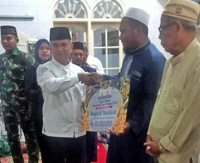 Asisten Pemerintahan dan Kesejahteraan Rakyat Setda Kota Medan, M. Sofyan bantuan hibah Rp50 juta dalam acara Safari Subuh Pemko Medan yang diadakan di Masjid Al-Mukhlisin jalan Lukah, Kec. Medan Amplas, Selasa (28/11/2023).