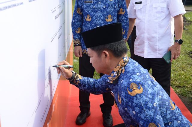Pj Gubernur Sumut Hassanudin bersama Ketua Badan Bawaslu Sumut M Aswin Diapari Lubis menandatangani kesepakatan menjalankan Pemilu Damai 2024, pada Apel Siaga Pengawasan Tahapan Kampanye Pemilu 2024, di Lapangan Istana Maimun, Jalan Brigjend Katamso Medan, Rabu (29/11/2023). Foto/Diskominfo Sumut