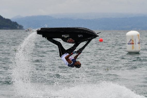 Seorang peserta Aquabike Jetski World Championship 2023 tampil memukau penonton.