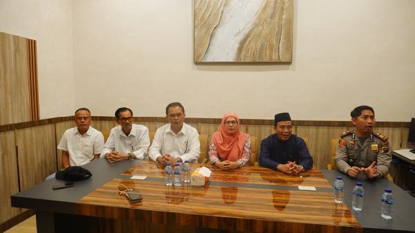 Rektor UINSU Prof Dr Nurhayati, MAg Rektor UHN Medan Dr Richard AM Napitupulu, ST, MT, melakukan temu pers terkait penyerangan kampus II UINSU Jumat (10/11/2023) sore. Kedua belah pihak sepakat akan menindak mahasiswa jika terbukti terlibat.