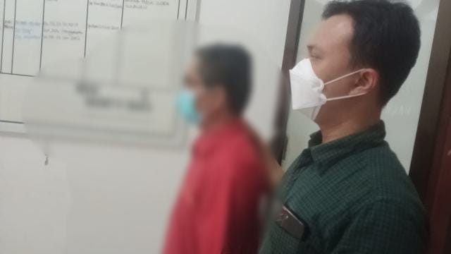 Oknum guru tersangka pencabulan keponakan ketika diamankan Polda Sumut, beberapa waktu lalu.