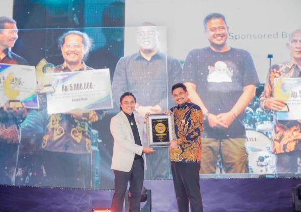 Wali Kota Medan Bobby Nasution menerima penghargaan dari Sekjen DPP PAPPRI Dwiki Dharmawan sebagai Pelopor Kebangkitan Musik Medan (PKMM), pada acara Anugerah Musik Medan (AMM) tahun 2023 di Hotel JW Marriot, Jumat (10/11/2023).