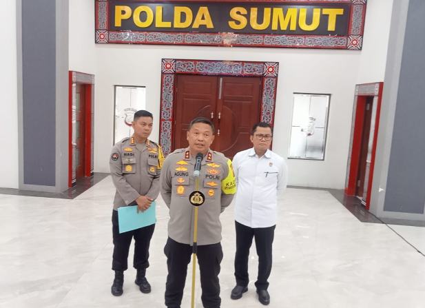 Kapolda Sumut, Irjen Pol Agung Setya Imam Effendi didampingi Direktur Reskrimsus, Kombes Pol Teddy Marbun dan Kabid Humas, Kombes Pol Hadi Wahyudi berikan keterangan kasus ujaran kebencian di Aula Tribrata Mapolda Sumut, Senin (27/11/2023).