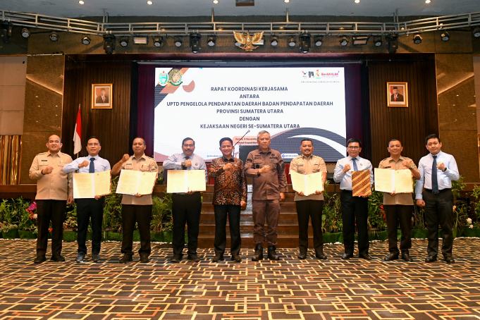 Pj Gubernur Sumut Hassanudin bersama Kajati Sumut Idianto usai Penandatangan Kesepakatan Bersama Antara UPTD Pependa Bapenda dan Kejari se-Sumut pada acara Rapat Koordinasi Kerja sama UPTD Pependa Bapenda dan Kejari se Sumut yang diselenggarakan di Ballroom Hotel Granf Mercure, Jalan Sutomo, Medan, Kamis (9/11/2023). Foto/Diskominfo Sumut