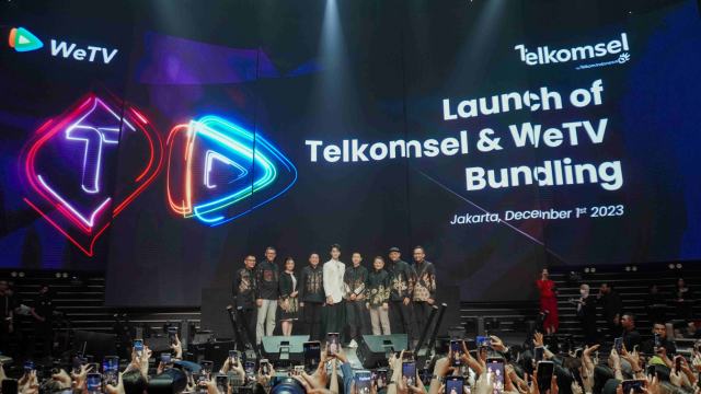 (kiri-kanan) VP Digital Lifestyle Telkomsel Nirwan Lesmana, VP Brand & Marketing Communication Telkomsel Abdullah Fahmi, dan Country Head of WeTV Indonesia Lesley Simpson, saat sesi Konferensi Pers Paket Bundling Telkomsel dan WeTV di Jakarta, Jumat (1/12/2023).