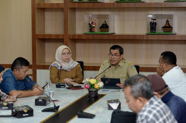 Kepala Dinas Koperasi dan UKM Sumut Naslindo Sirait memaparkan berbagai program untuk tingkatkan kualitas Koperasi, Usaha Kecil dan Menengah pada konferensi pers yang difasilitasi Dinas Kominfo Sumut di Kantor Gubernur Sumut, Selasa (5/12/2023). Foto/Diskominfo Sumut