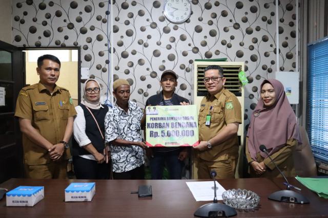 Kadis Sosial Medan, Khoiruddin Rangkuti, menyerahkan bantuan sosial (bansos) kepada 20 korban bencana kebakaran., Selasa (5/12/2023) di kantor dinas Sosial Medan.