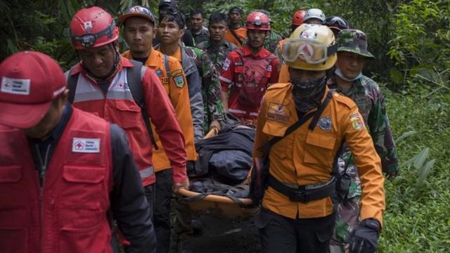 20231206_091449_resize_39 Tim SAR mengevaluasi para korban yang meninggal akibat erupsi gunung Marapi. Foto/mediapedomanindonesia