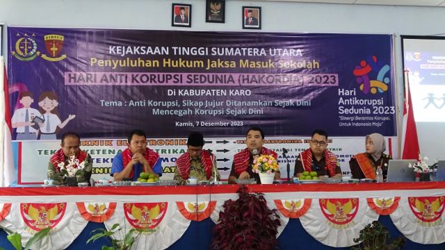 Penyuluhan Hukum di SMK N 1 Merdeka menghadirkan narasumber Kajati Sumut Idianto, SH,MH yang diwakili Kasi Penkum Kejati Sumut Yos A Tarigan, SH,MH, Calon Jaksa Jimmi Pratama Lumbangaol,SH dan Tim Penkum Bidang Intelijen Kejati Sumut.