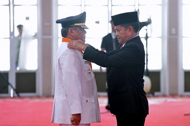 Pj Gubernur Sumut Hassanudin melantik Ali Yusuf Siregar sebagai Bupati Deliserdang di Aula Tengku Rizal Nurdin, Rumah Dinas Gubernur Sumut, Jalan Sudirman No. 41, Medan, Jumat (8/12/2023). Foto/Diskominfo Sumut