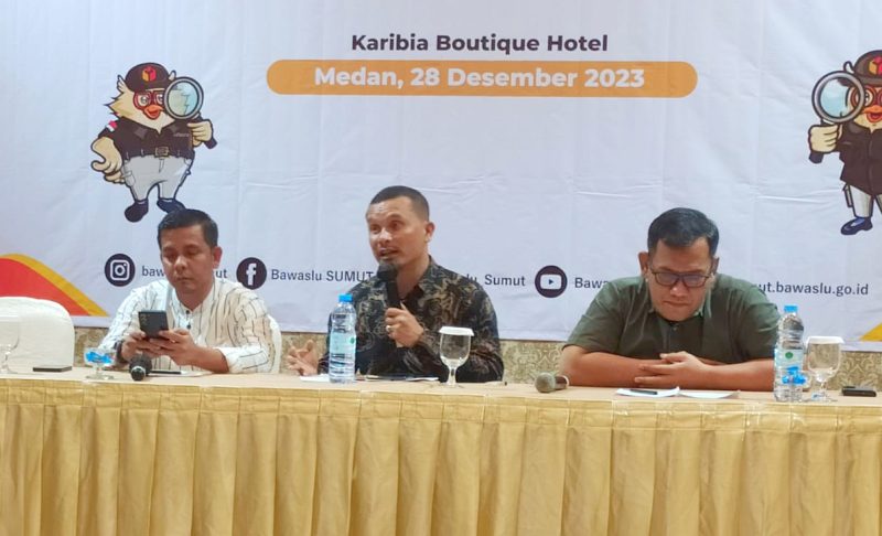 SH MH, dan Komisioner Bawaslu Kota Medan Fachril Syahputra, dalam dialog bersama wartawan dalam 'Rapat Kerja Bersama Jurnalis Media Massa, Cetak dan Elektronik', di Hotel Karibia Boutique, Jl Timor, Medan, Kamis (28/12/2023).