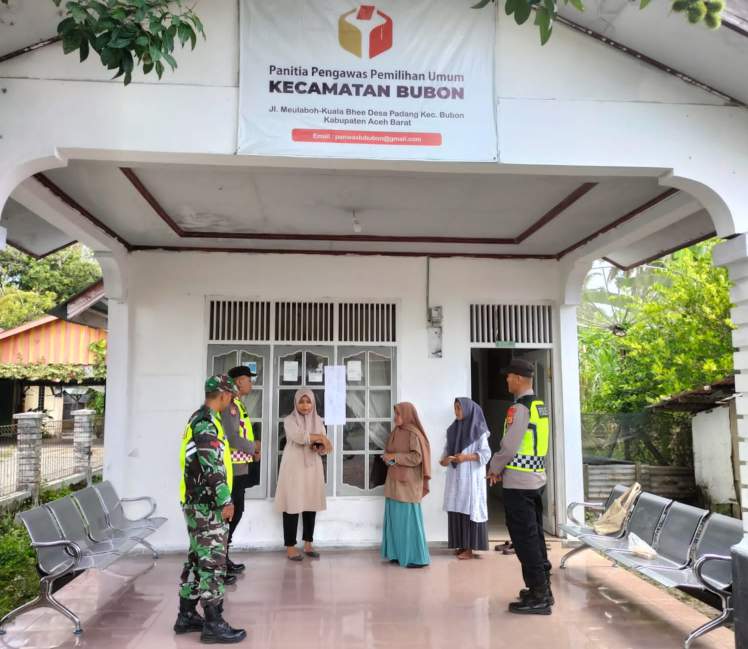 Personel Polsek Bubon bersama anggota Posramil Bubon melaksanakan kegiatan patroli bertempat Kantor PPPK Bubon dan Kantor Bawaslu Kecamatan Bubon, Kabupaten Aceh Barat, Jum'at (02/12/2023).