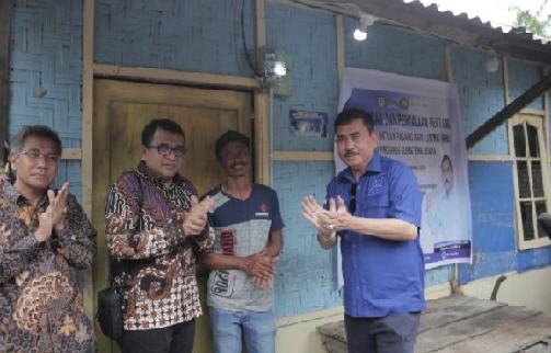 Anggota Komisi VII DPR RI, Hendrik H Sitompul didamping Senior Manager Niaga dan Management Pelanggan, Dony Adriansyah dan Staff Ahli Direktur Retail dan Niaga PT PLN (Persero), Nimrod Gordon Sitorus secara simbolis melakukan penyalaan di rumah Hariono, salah satu penerima program Bantuan Pasang Baru Listrik (BPBL) di Desa Tebing Tinggi, Kecamatan Tanjung Beringin, Kabupaten Serdangbedagai, Sumatera Utara, Jumat (1/12/2023).