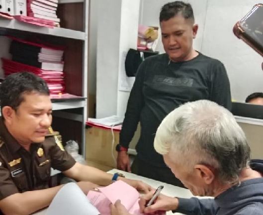 FS, tersangka pencabulan keponakan diserahkan ke pihak kejaksaan.